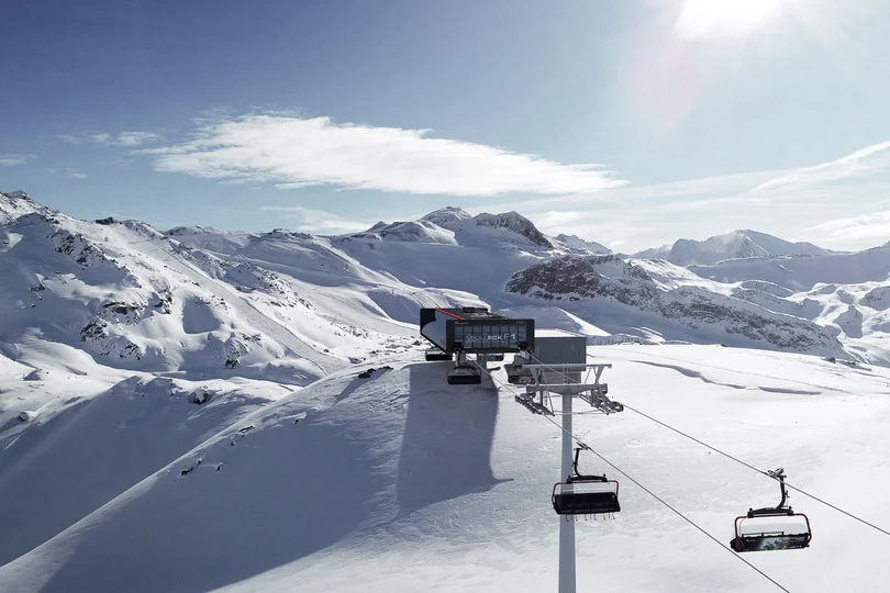 Dein Job im Salnerhof Skilift und schneebedeckte Berge unter klarem Himmel im Winter