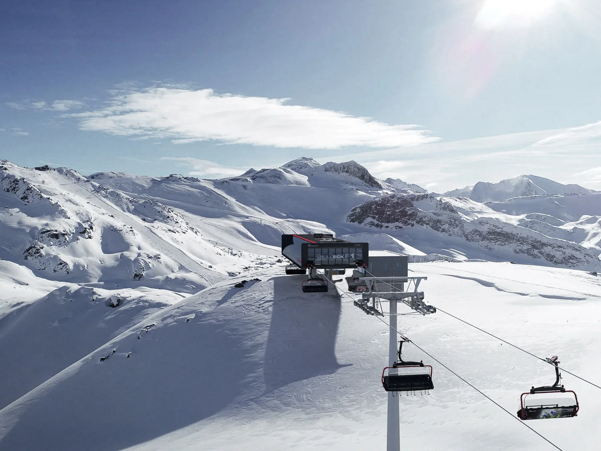 Die Bilder aus dem Hotel Salnerhof Skilift und schneebedeckte Berge unter klarem Himmel im Winter