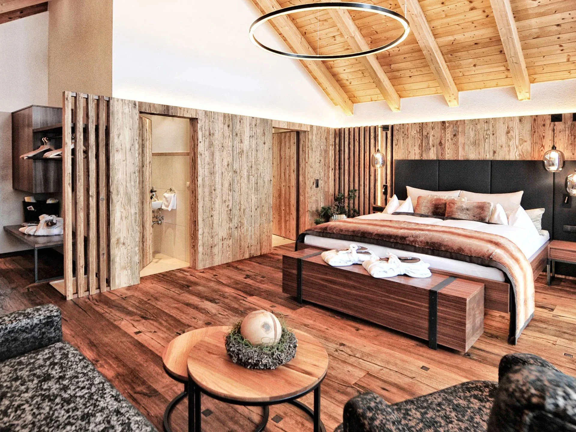 Die Bilder aus dem Hotel Salnerhof Gemütliches Hotelzimmer mit Holzboden, Doppelbett und Sitzbereich
