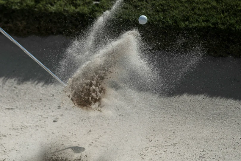 Ihr Sommer im Paznaun im Wander- und Bike-Hotel in Ischgl Golfball fliegt aus einem Sandbunker mit Sandaufwirbelung