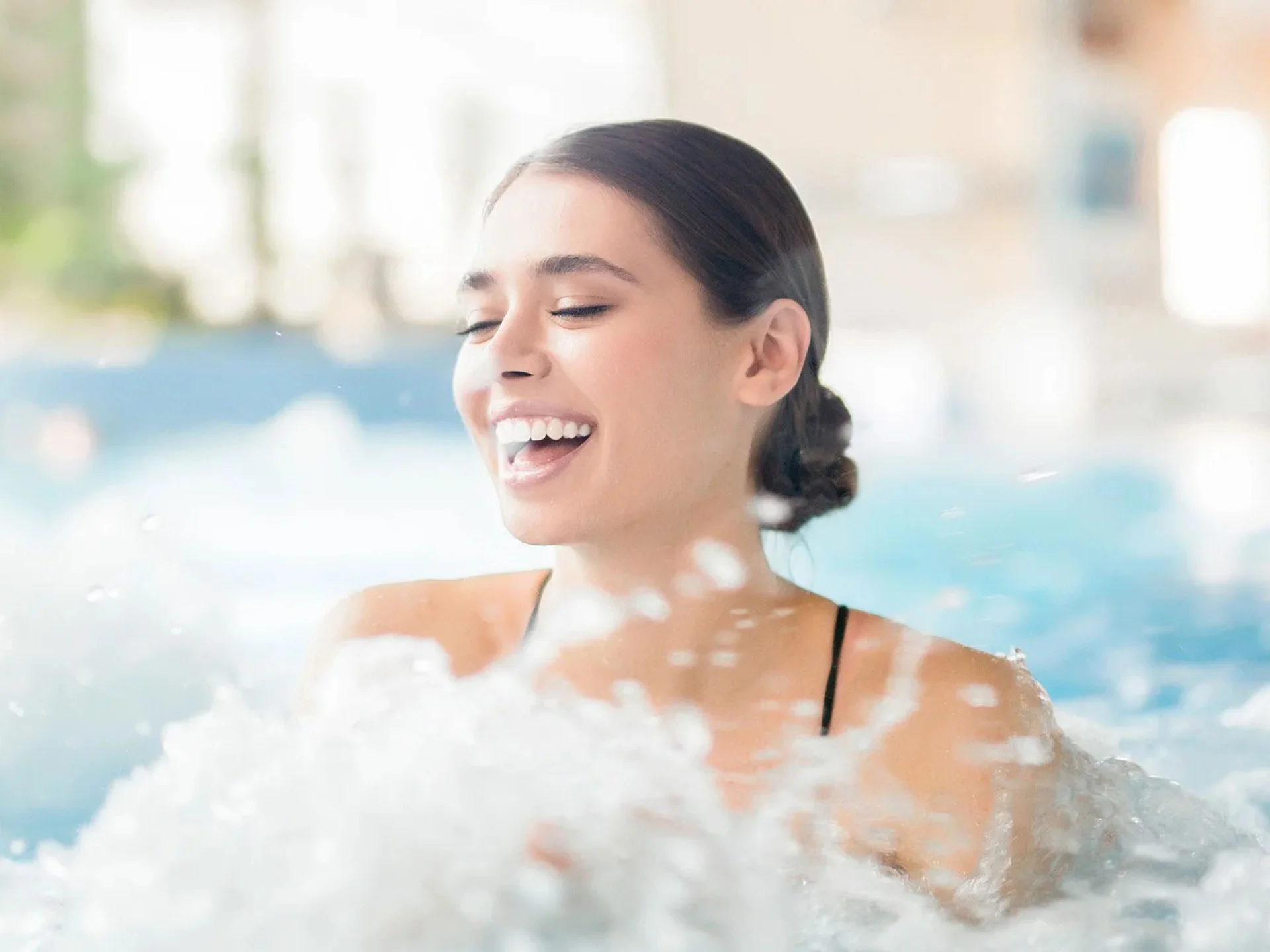 Die Bilder aus dem Hotel Salnerhof Frau entspannt lachend im sprudelnden Whirlpool