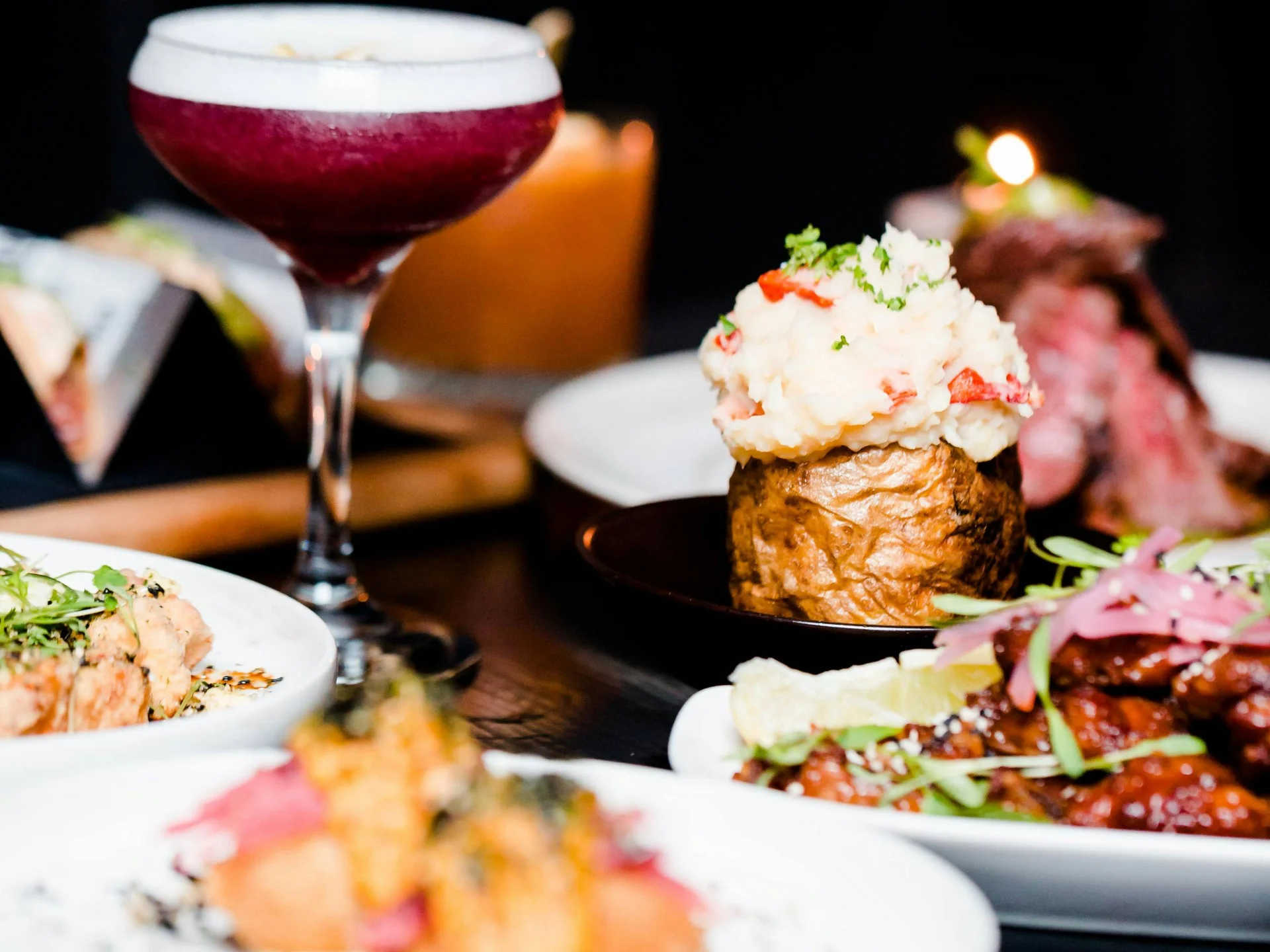 Die Bilder aus dem Hotel Salnerhof Verschiedene Gourmetgerichte und Cocktails auf einem dunklen Tisch angerichtet