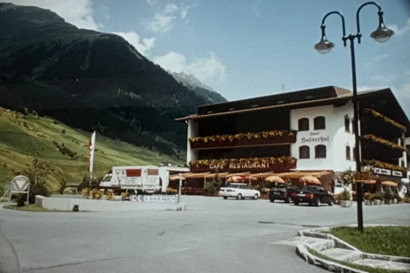 Die Geschichte des Salnerhofs Hotel mit Café und Restaurant vor Berglandschaft und Parkplätzen