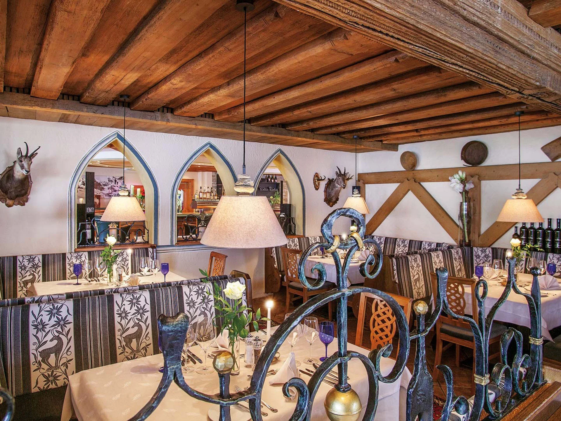 Die Bilder aus dem Hotel Salnerhof Gemütliches Restaurant mit Holzbalkendecke und rustikaler Dekoration