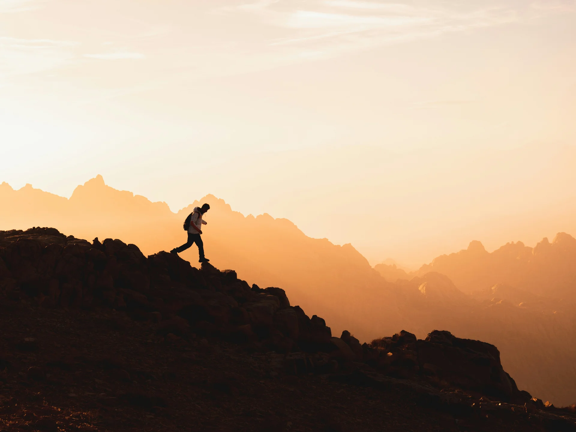 Die Bilder aus dem Hotel Salnerhof Wanderer mit Rucksack geht bei Sonnenaufgang auf Bergpfad