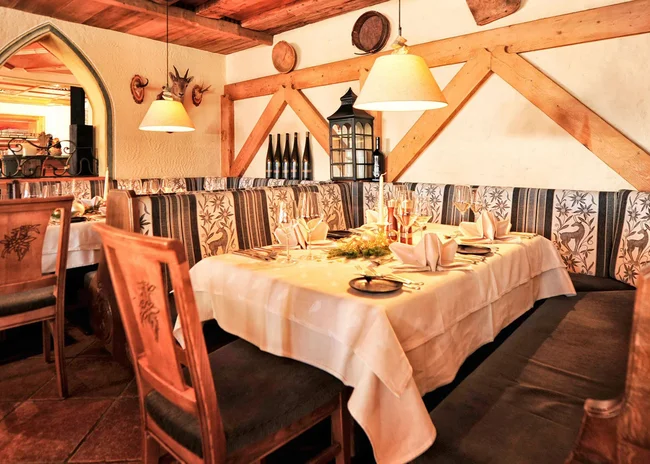 Ihr liebstes Restaurant in Ischgl Gemütlicher Essbereich mit Holzmöbeln und dekoriertem Tisch in rustikalem Stil