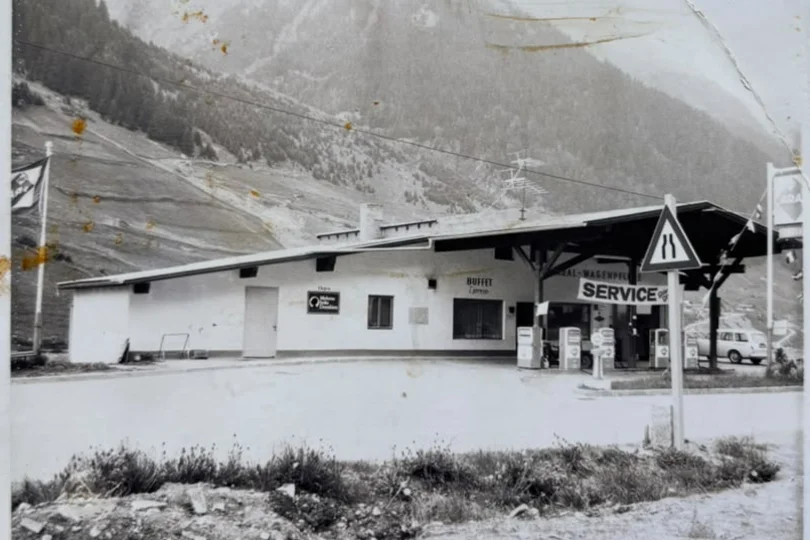 Die Geschichte des Salnerhofs Schwarzweißfoto einer alten Tankstelle mit Bergen im Hintergrund
