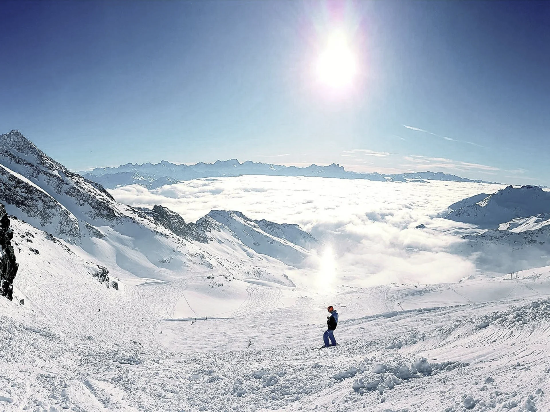 Die Bilder aus dem Hotel Salnerhof Schneebedeckte Berge mit einer Person beim Skifahren unter klarem Himmel