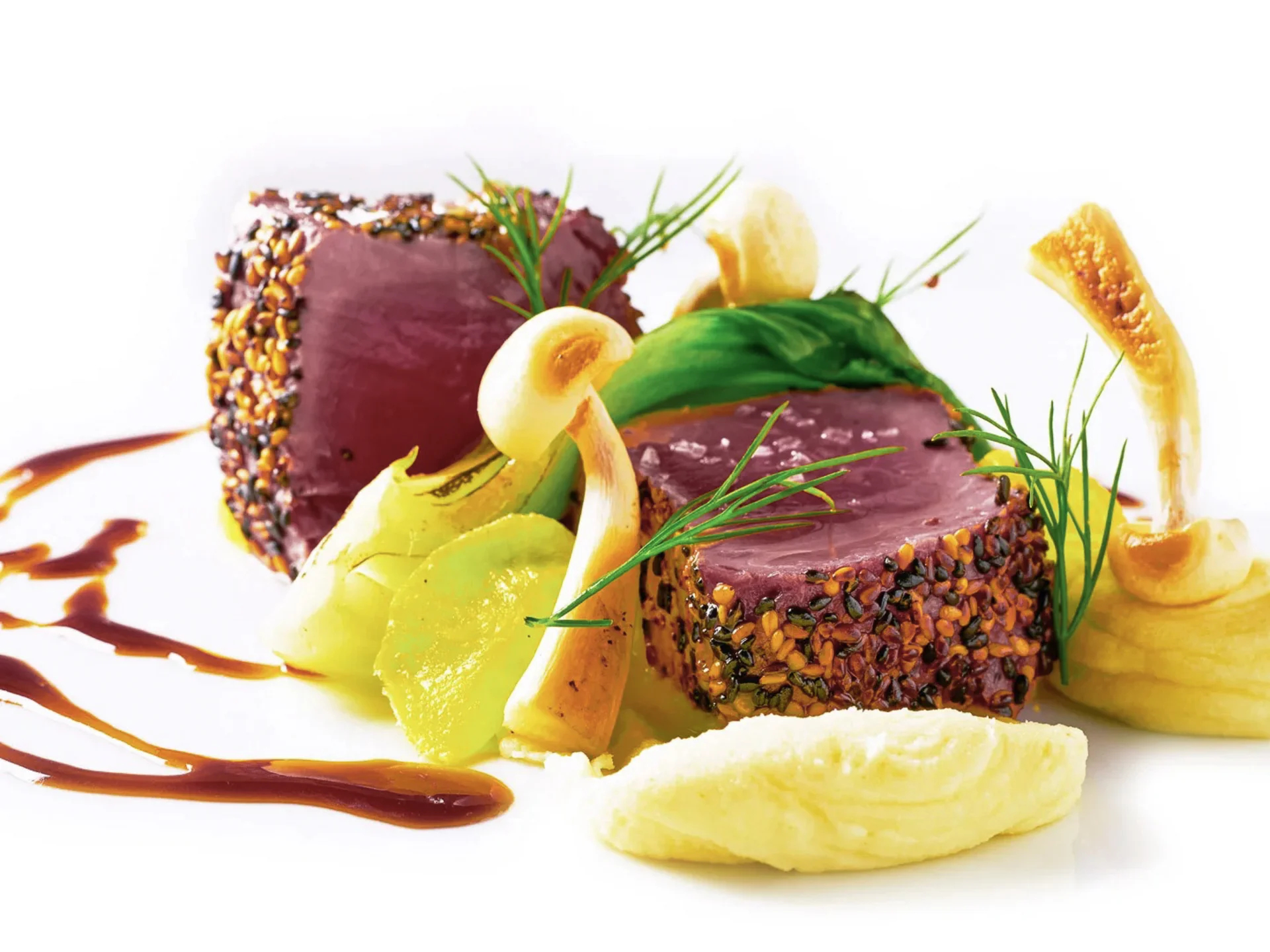 Die Bilder aus dem Hotel Salnerhof Gourmetgericht mit Sesam-umhülltem Fleisch, Pilzen, Gemüse und Sauce auf weißem Teller
