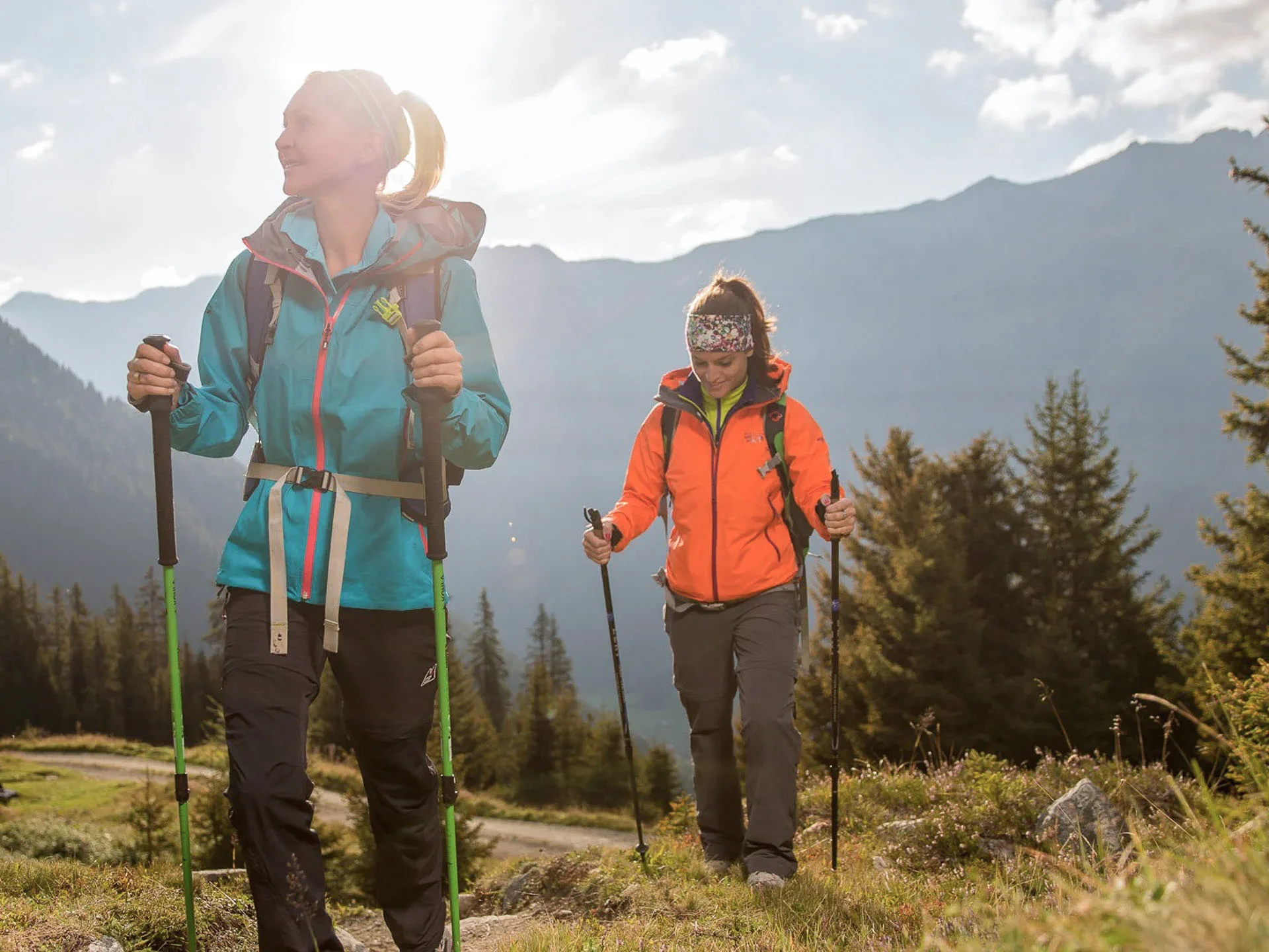 Die Bilder aus dem Hotel Salnerhof Zwei Frauen wandern mit Trekkingstöcken in den Bergen bei Sonnenschein