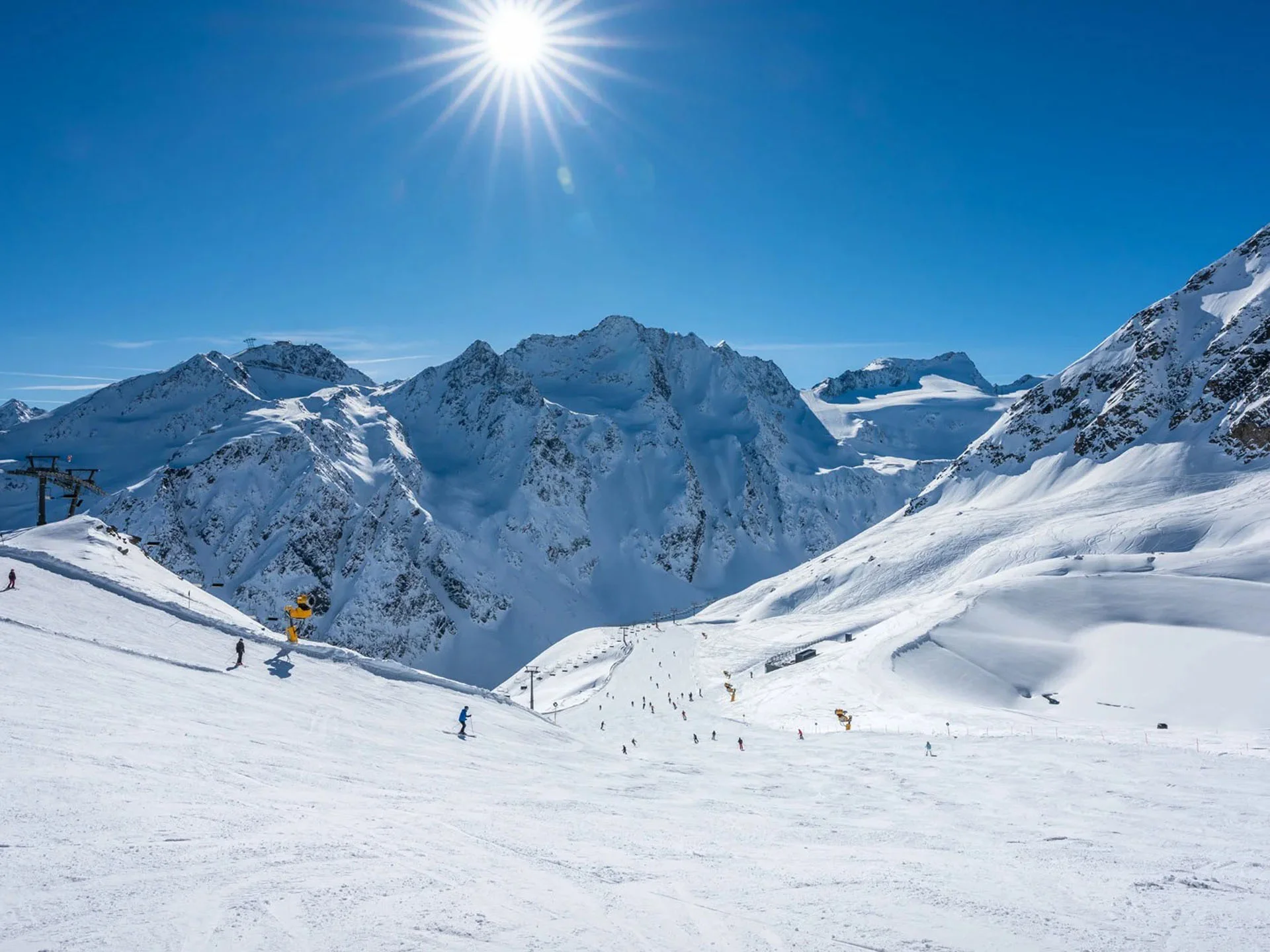 Die Bilder aus dem Hotel Salnerhof Sonniger Skitag in den schneebedeckten Alpen mit Skifahrern auf der Piste