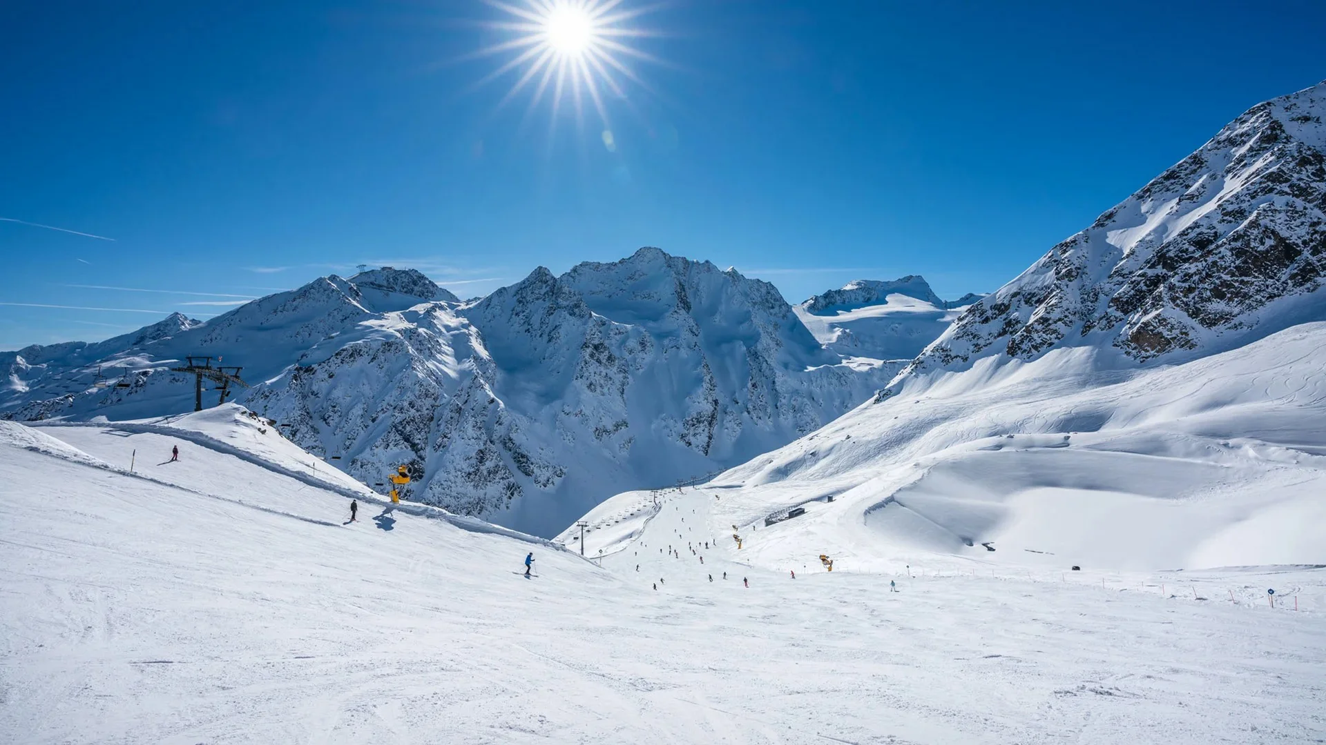 Silvretta Skigebiet Sonniger Skitag in den schneebedeckten Alpen mit Skifahrern auf der Piste
