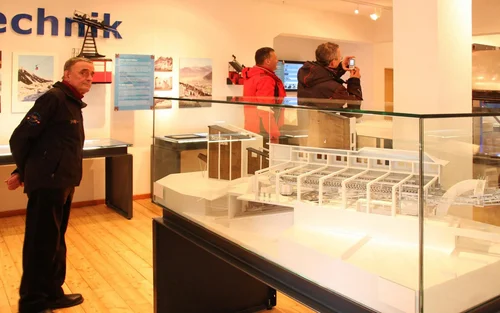 Besucher betrachten ein technisches Modell in einer Ausstellung