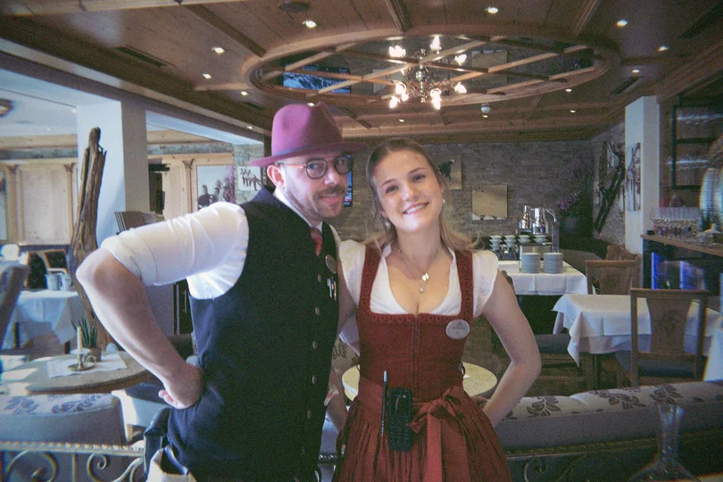 Die Geschichte des Salnerhofs Zwei lächelnde Hotelangestellte in traditioneller Tracht im Restaurant