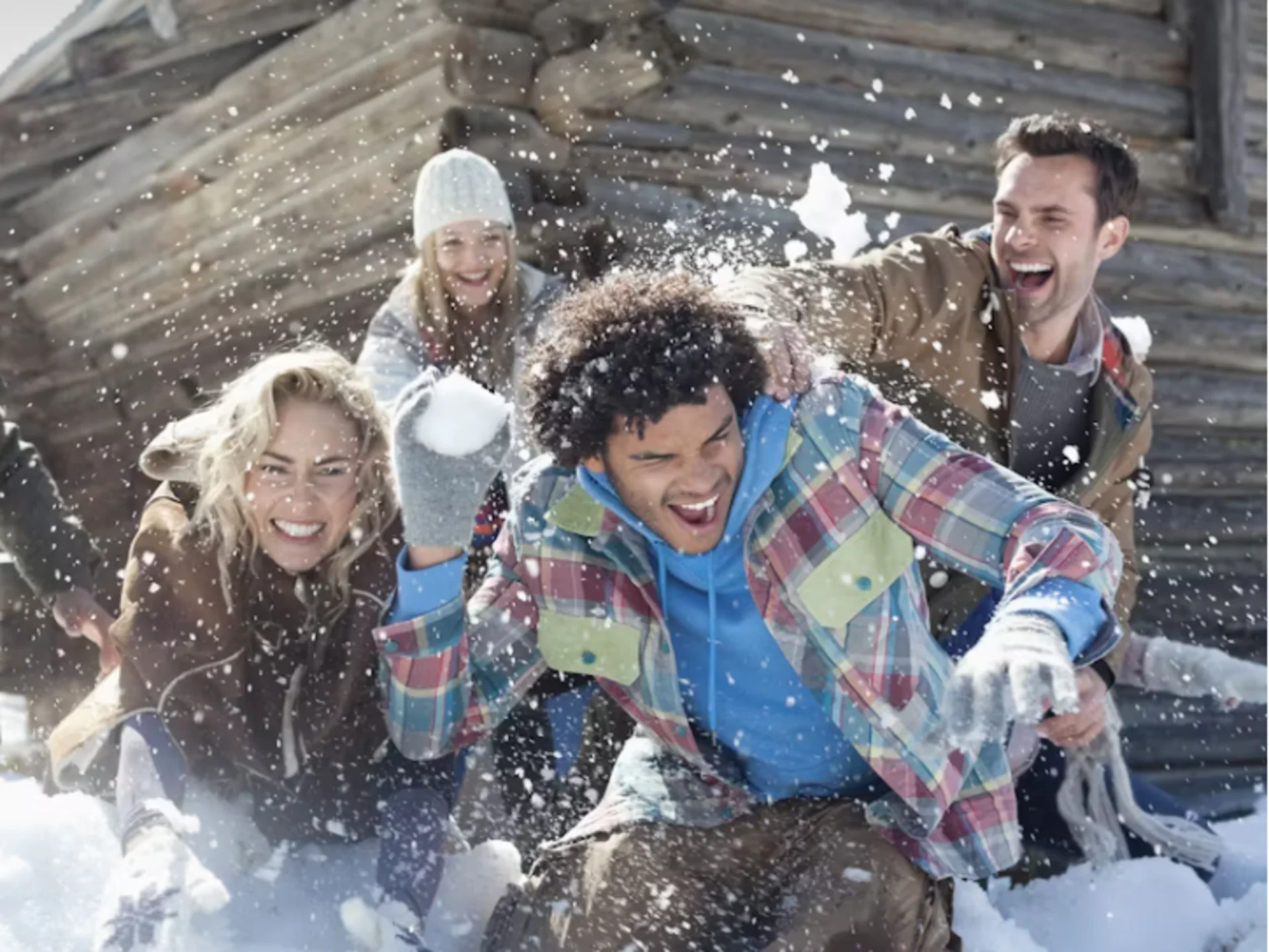 Die Bilder aus dem Hotel Salnerhof Gruppe von Freunden macht Schneeballschlacht vor Holzhütte