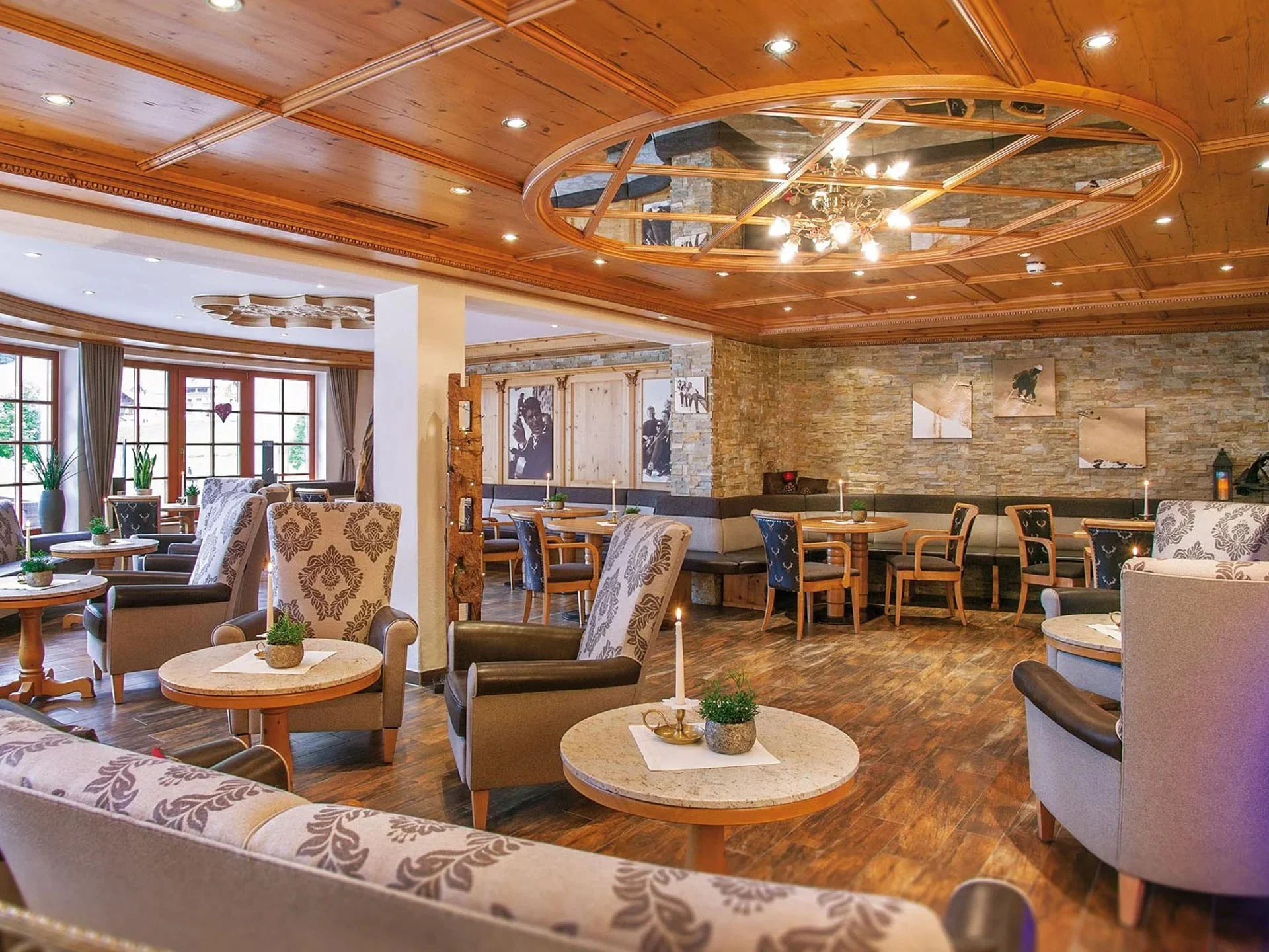 Die Bilder aus dem Hotel Salnerhof Gemütlicher Hotel-Lounge-Bereich mit Sesseln, Tischen und Holzbalkendecke