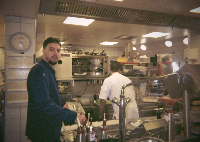 Dein Job im Salnerhof Zwei Köche in einer professionellen Restaurantküche bei der Arbeit