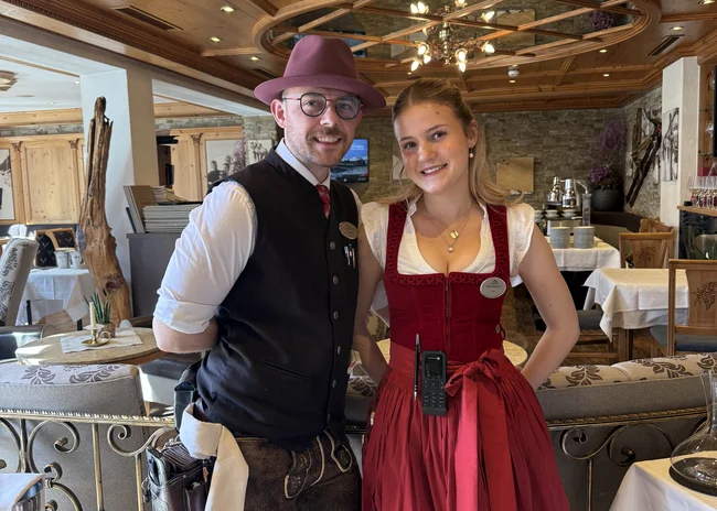 Dein Job im Salnerhof Zwei Kellner in traditioneller Tracht in einem rustikalen Restaurant