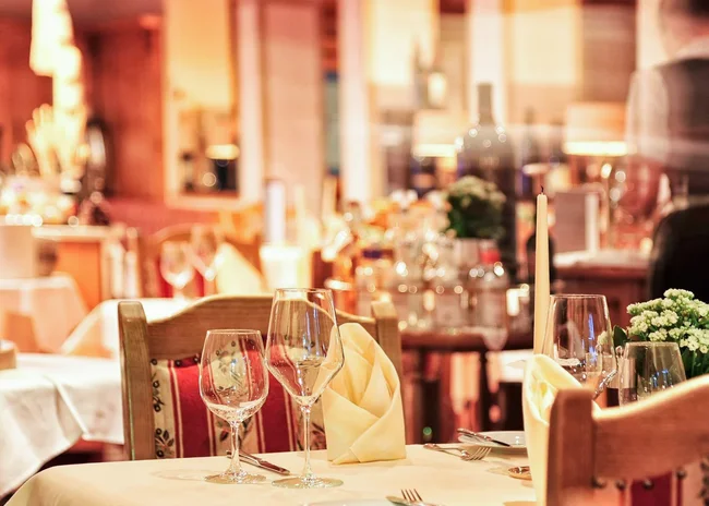 Ihr liebstes Restaurant in Ischgl Eleganter gedeckter Tisch in einem warm beleuchteten Restaurant