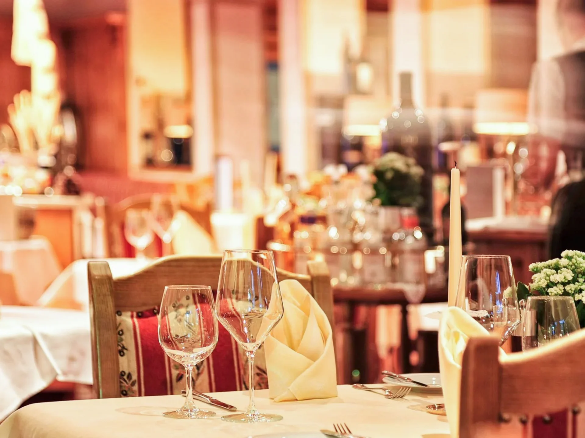 Die Bilder aus dem Hotel Salnerhof Eleganter gedeckter Tisch in einem warm beleuchteten Restaurant