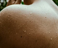 Ihr Wellnesshotel in Ischgl | Das Spa im Salnerhof Nahaufnahme eines nassen Rückens mit Wassertropfen auf der Haut