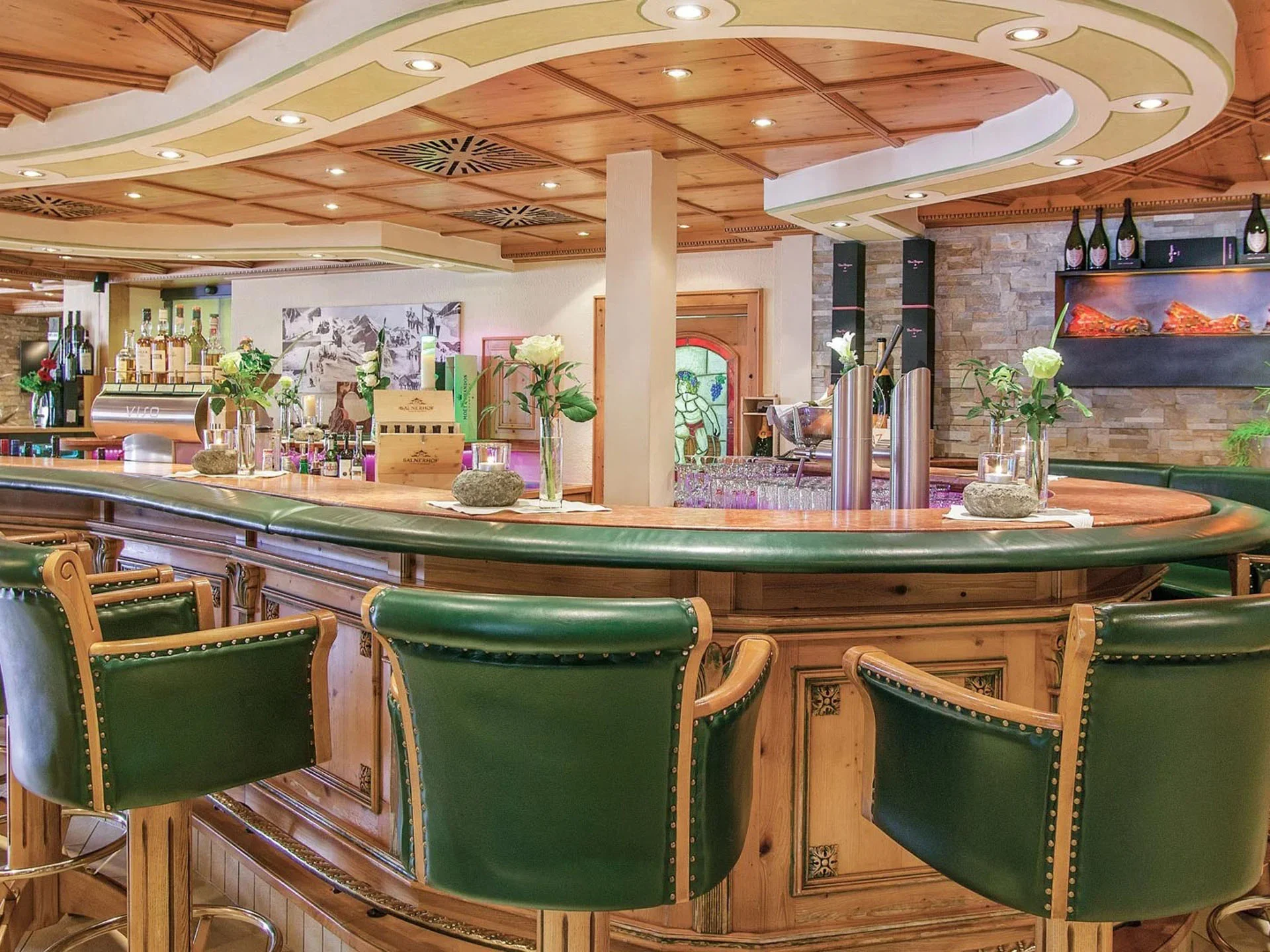 Die Bilder aus dem Hotel Salnerhof Gemütliche Bar mit grünen Ledersesseln und Holzdecke in warmem Ambiente