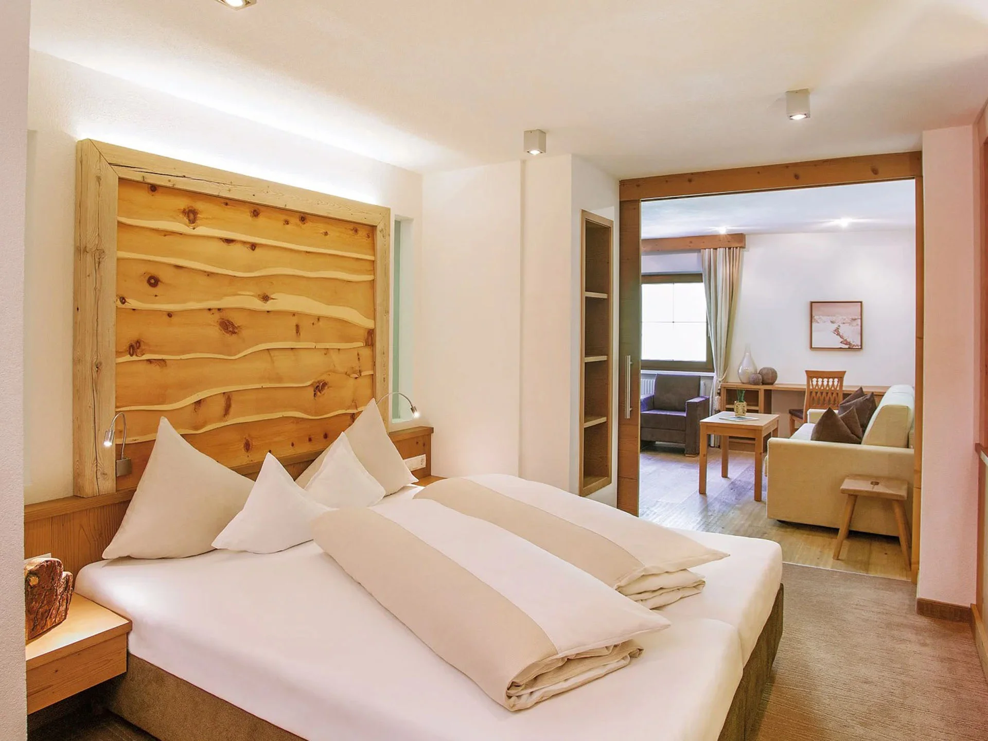 Die Bilder aus dem Hotel Salnerhof Helles Hotelzimmer mit Doppelbett und angrenzendem Wohnzimmer