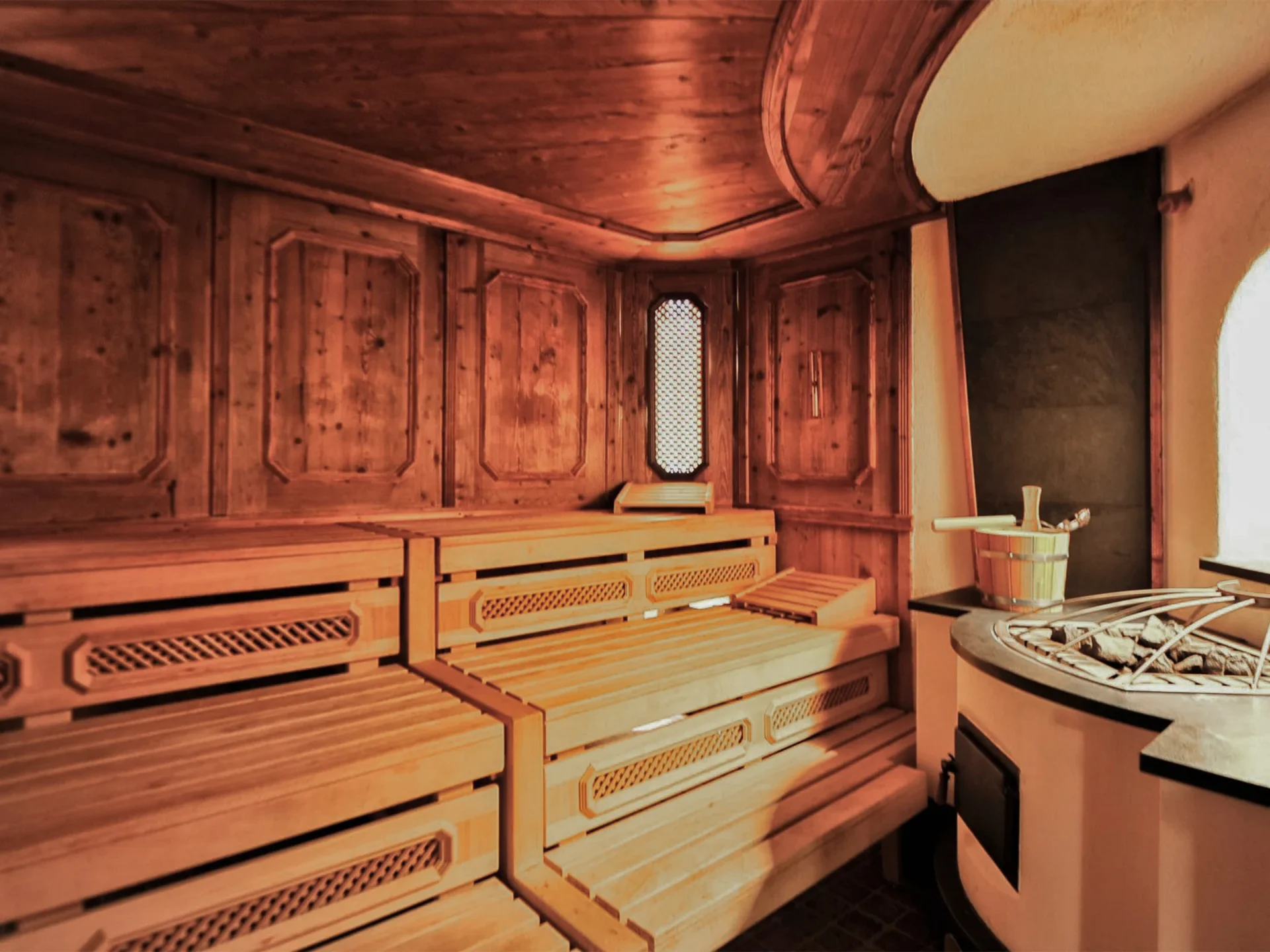Die Bilder aus dem Hotel Salnerhof Innenansicht einer traditionellen Sauna mit Holzbank und Ofen