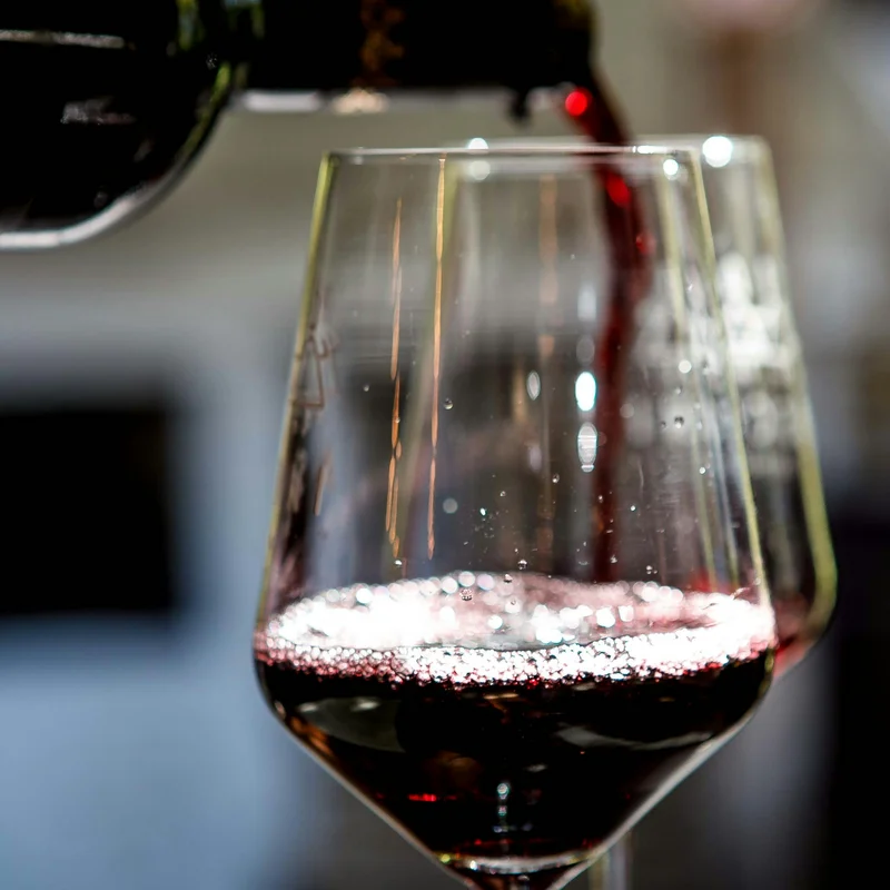 Geschmack Rotwein wird in ein Weinglas eingegossen