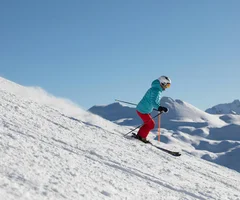 Silvretta Skigebiet Person beim Skifahren auf schneebedecktem Hang mit Bergen im Hintergrund