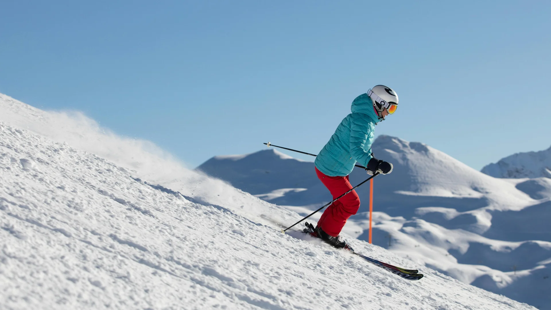 Ihr Skihotel in Ischgl Person beim Skifahren auf schneebedecktem Hang mit Bergen im Hintergrund