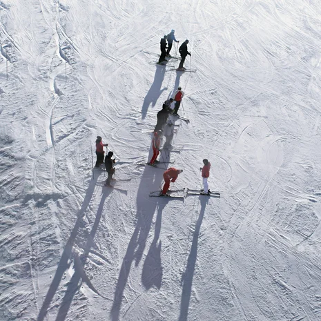 Der Salnerhof – das Hotel in Ischgl Gruppe von Skifahrern auf verschneiter Piste mit langen Schatten
