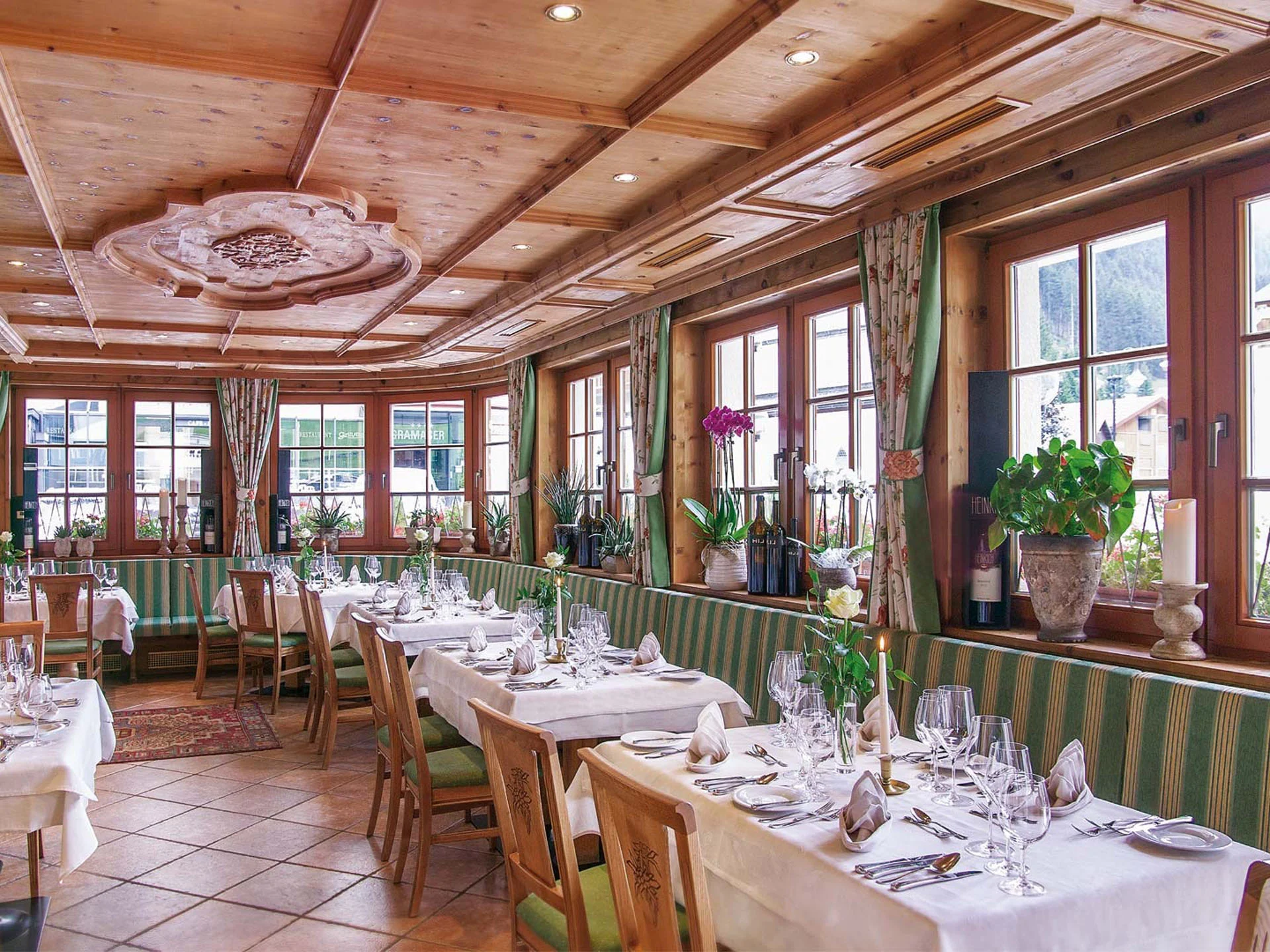 Die Bilder aus dem Hotel Salnerhof Gemütlicher Restaurantbereich mit Holzmöbeln und eingedeckten Tischen