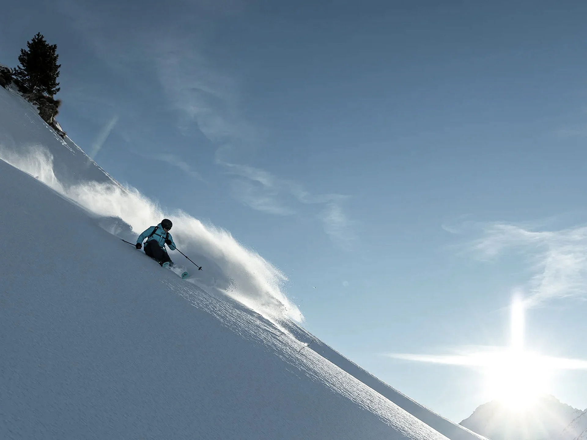 Die Bilder aus dem Hotel Salnerhof Skifahrer fährt bei Sonnenschein einen steilen, verschneiten Hang hinab