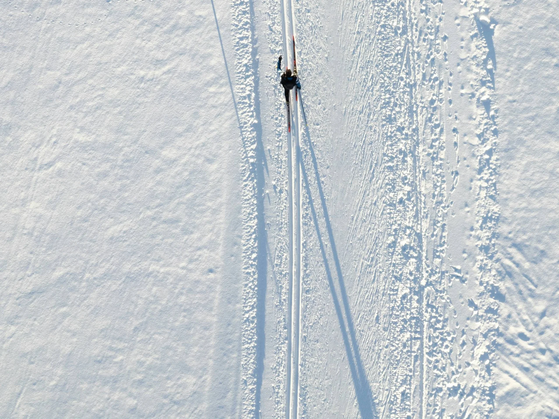 Die Bilder aus dem Hotel Salnerhof Zwei Skifahrer auf Langlaufloipe im verschneiten Gelände von oben gesehen