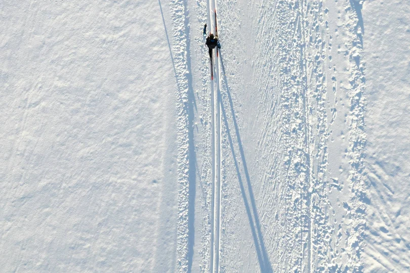 Ihr Skihotel in Ischgl Zwei Skifahrer auf Langlaufloipe im verschneiten Gelände von oben gesehen