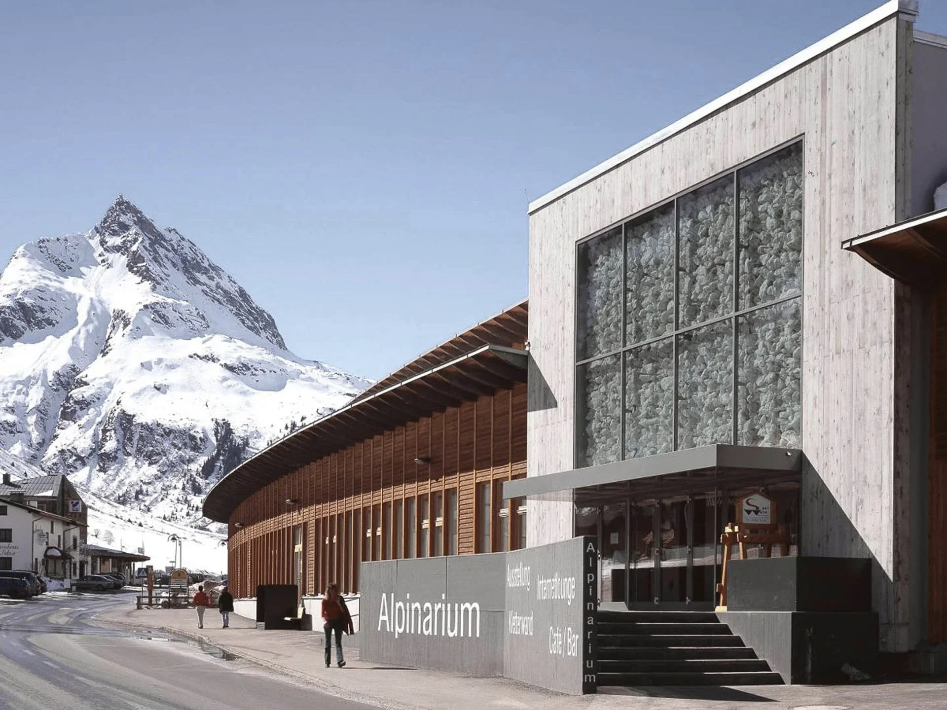 Die Bilder aus dem Hotel Salnerhof Modernes Gebäude Alpinarum vor schneebedecktem Berg in den Alpen