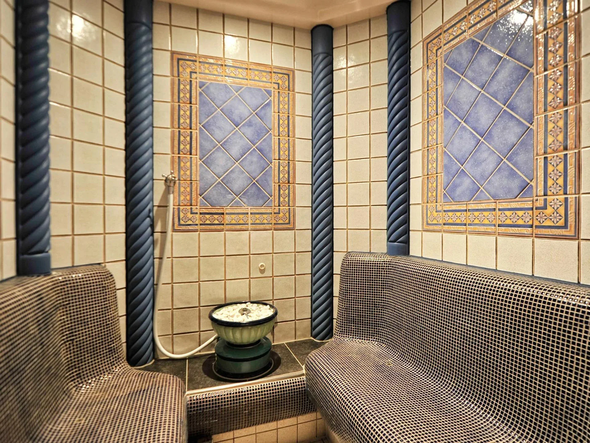 Die Bilder aus dem Hotel Salnerhof Innenansicht einer Sauna mit gemusterten Fliesen und Sitzbänken
