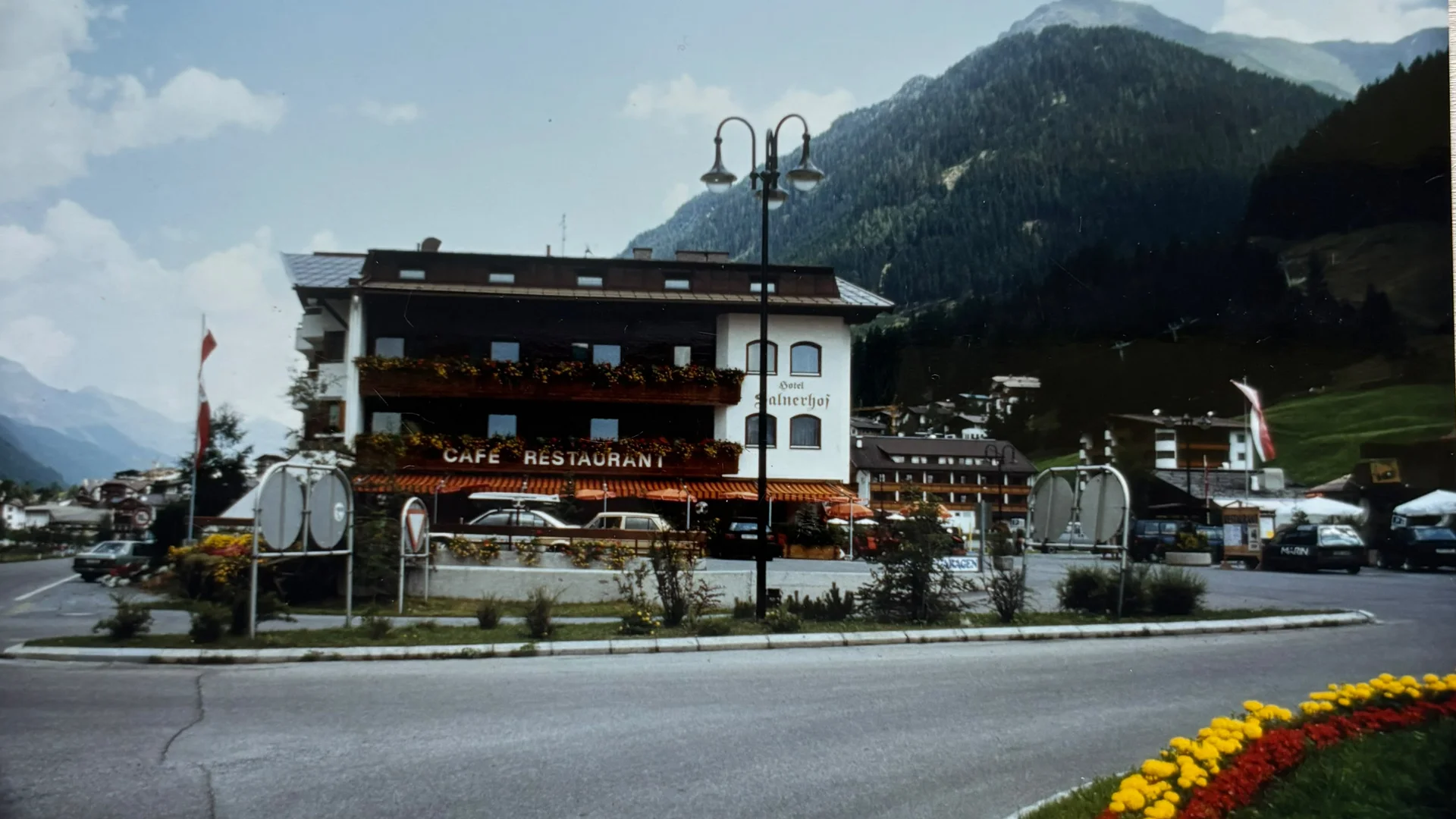 Die Geschichte des Salnerhofs Gebäude mit Café Restaurant in Berglandschaft mit Blumen am Straßenrand
