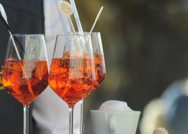 Der Salnerhof – das Hotel in Ischgl Zwei Gläser mit Aperol Spritz und Eiswürfeln auf einem Tisch