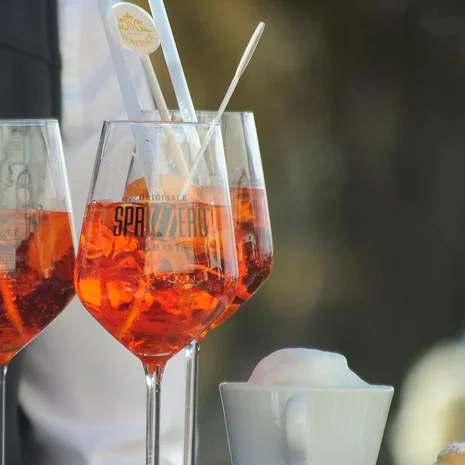 Was erwarten Sie von einer Bar in Ischgl? Zwei Gläser mit Aperol Spritz und Eiswürfeln auf einem Tisch