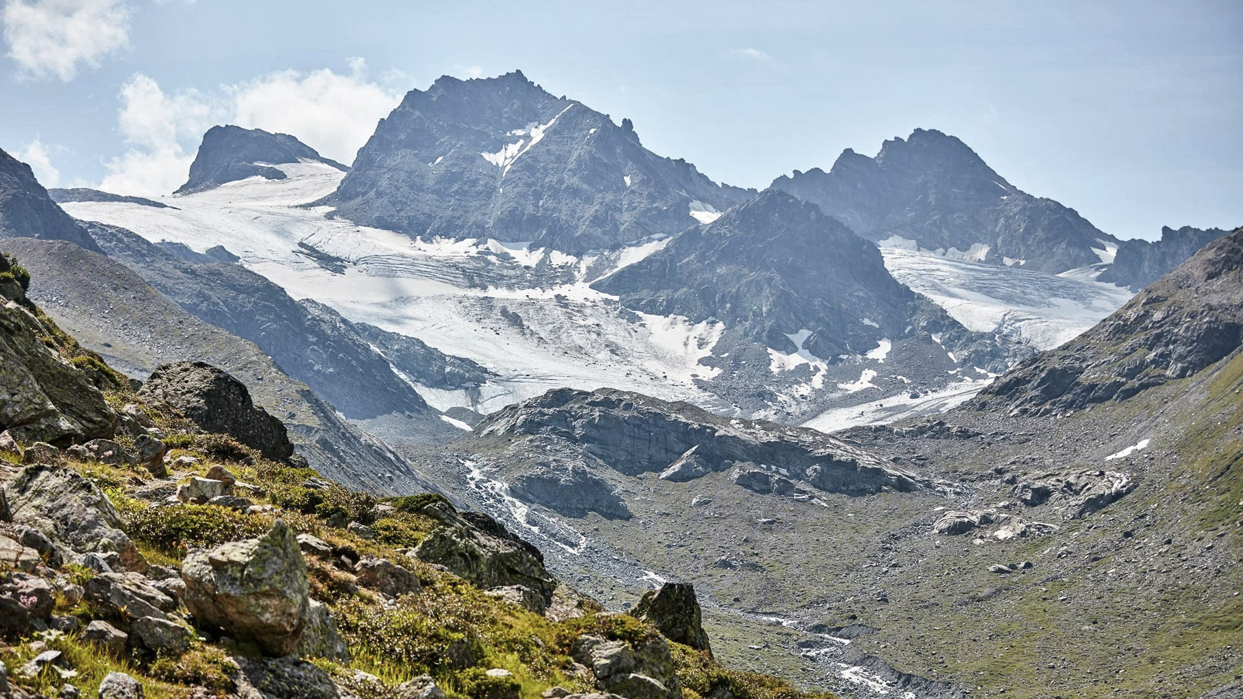 Die Bilder aus dem Hotel Salnerhof Berglandschaft mit schneebedeckten Gipfeln und felsigem Tal im Sonnenschein