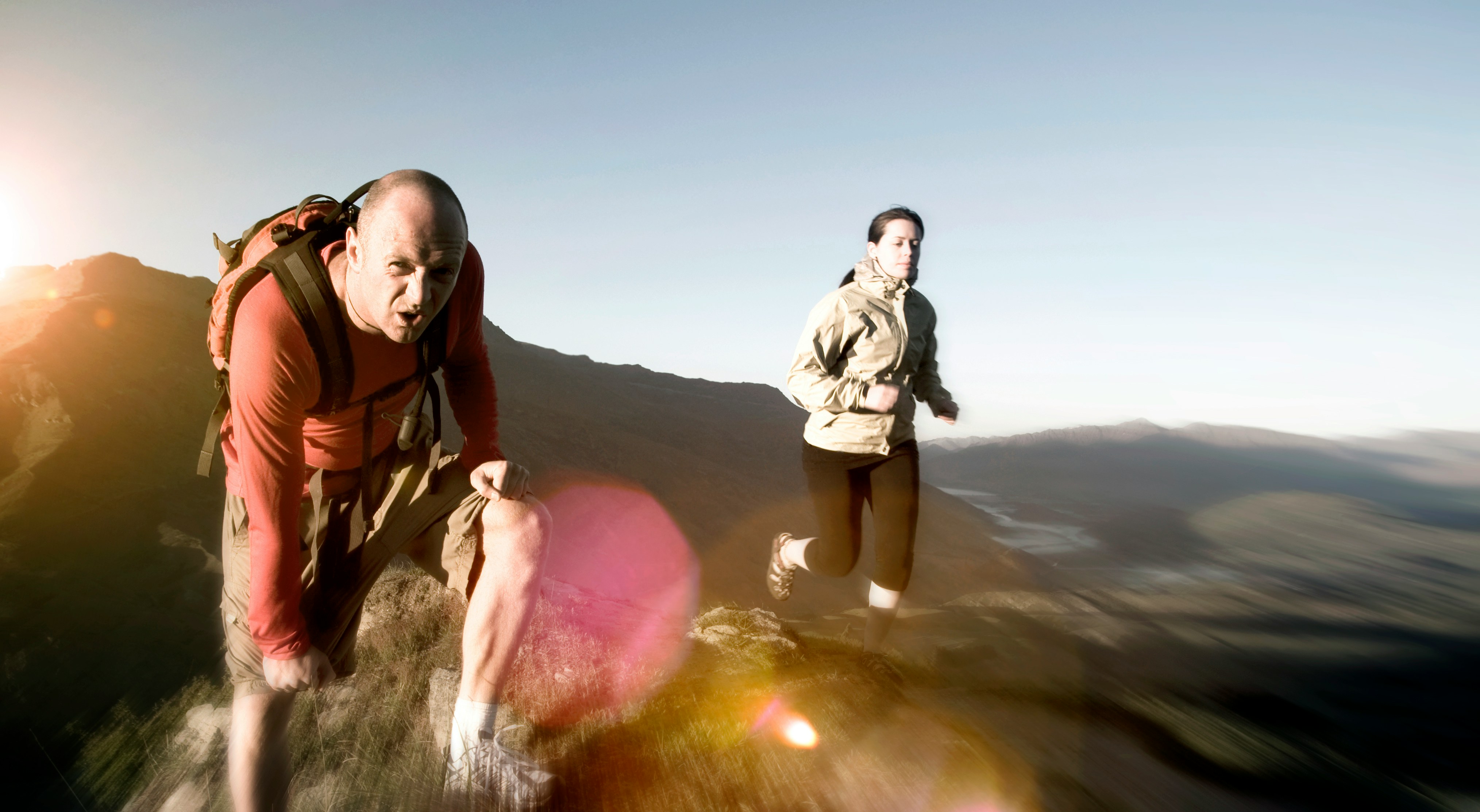 Die Bilder aus dem Hotel Salnerhof Mann und Frau wandern auf einem Berg bei Sonnenaufgang