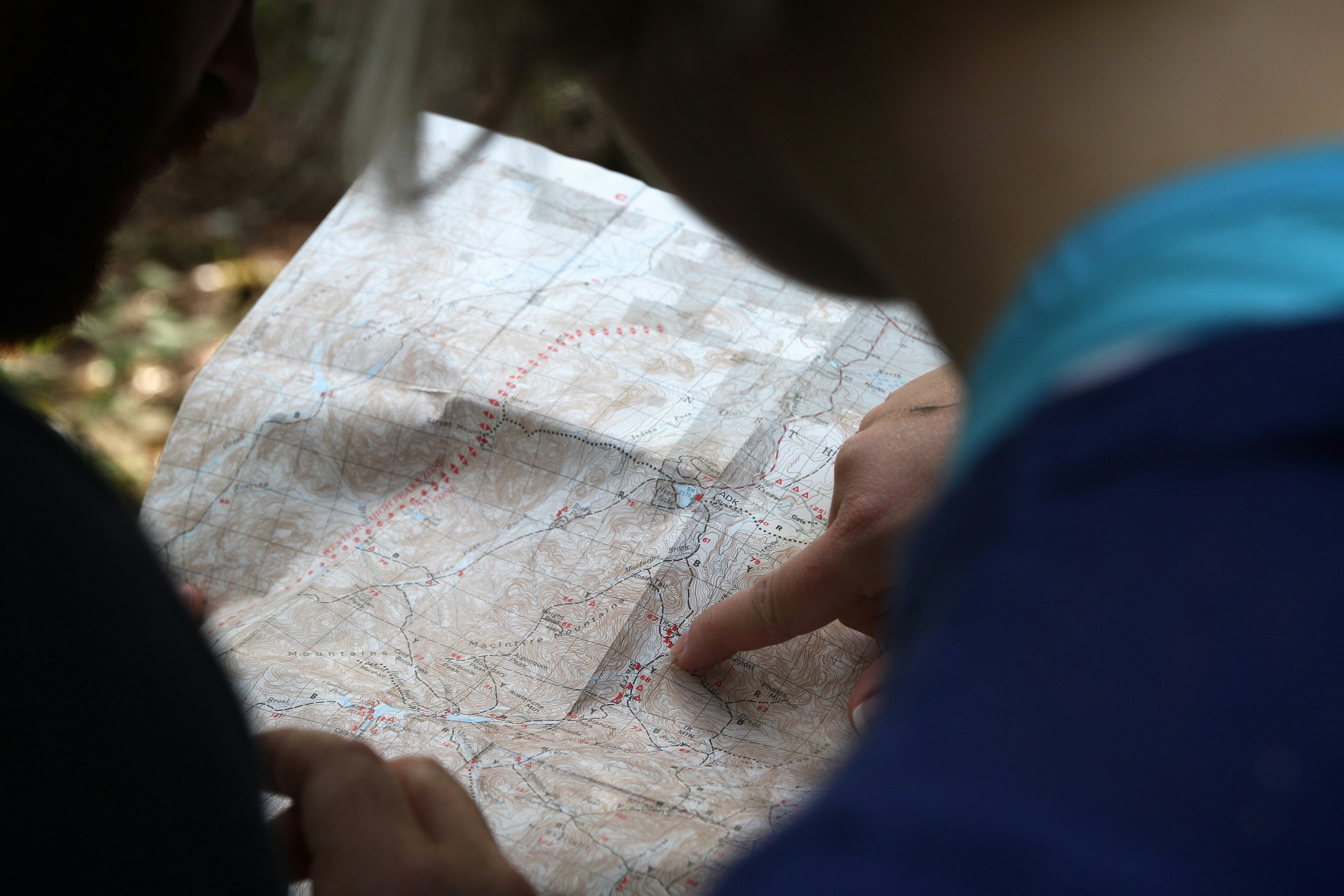 Die Bilder aus dem Hotel Salnerhof Zwei Personen betrachten eine Wanderkarte im Freien