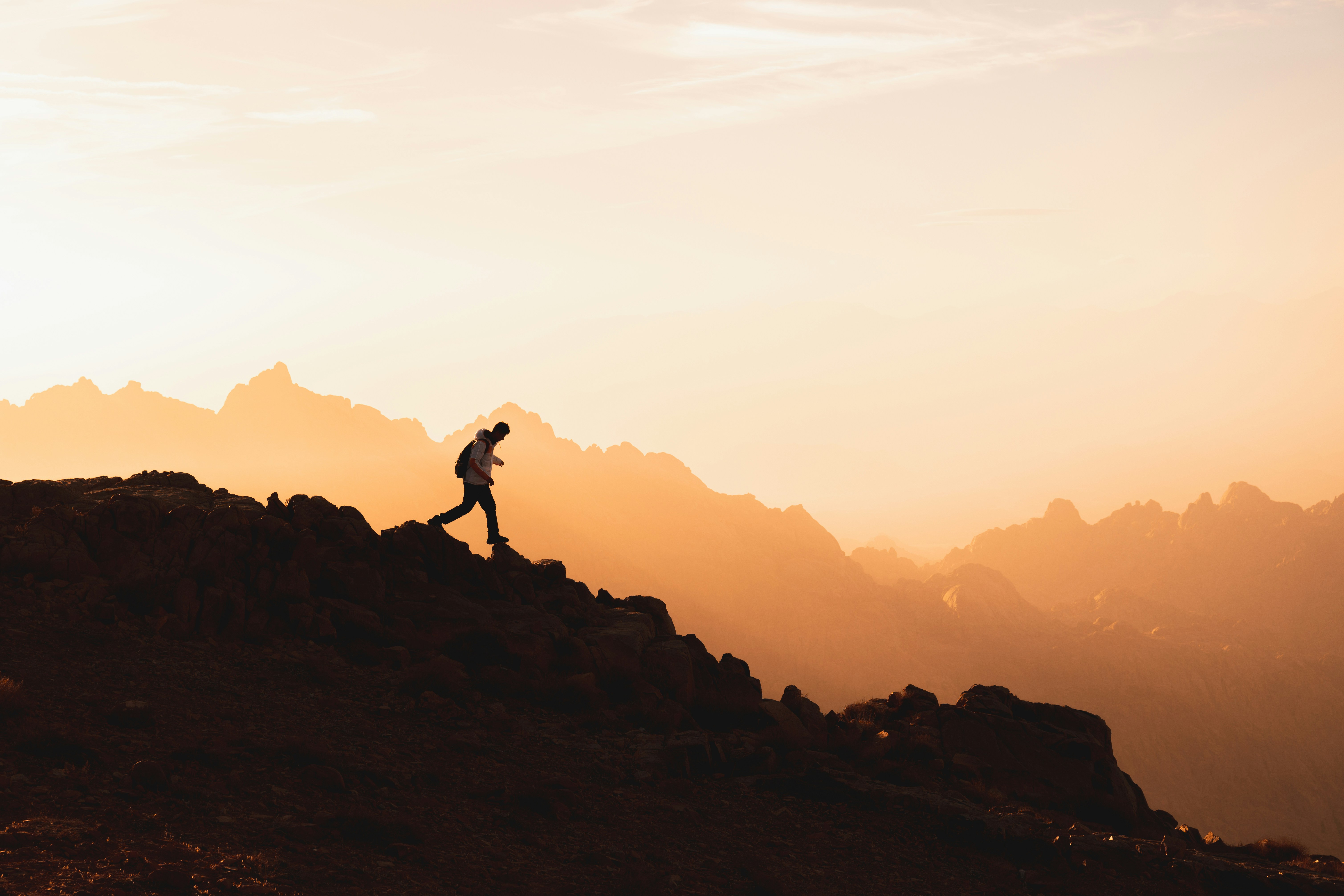 Die Bilder aus dem Hotel Salnerhof Wanderer mit Rucksack geht bei Sonnenaufgang auf Bergpfad