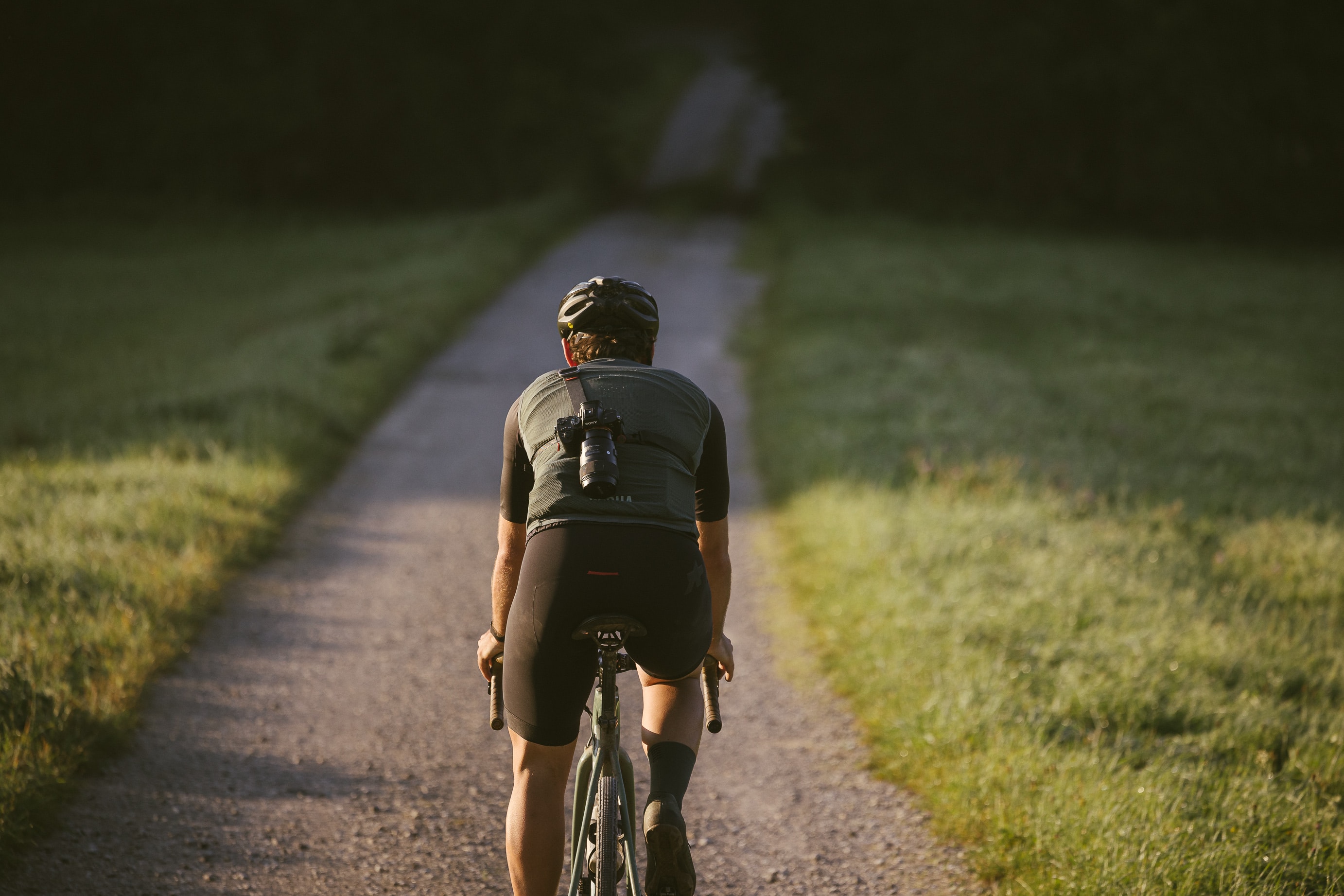 Die Bilder aus dem Hotel Salnerhof Radfahrer auf einem schmalen Weg umgeben von Gras bei Sonnenlicht