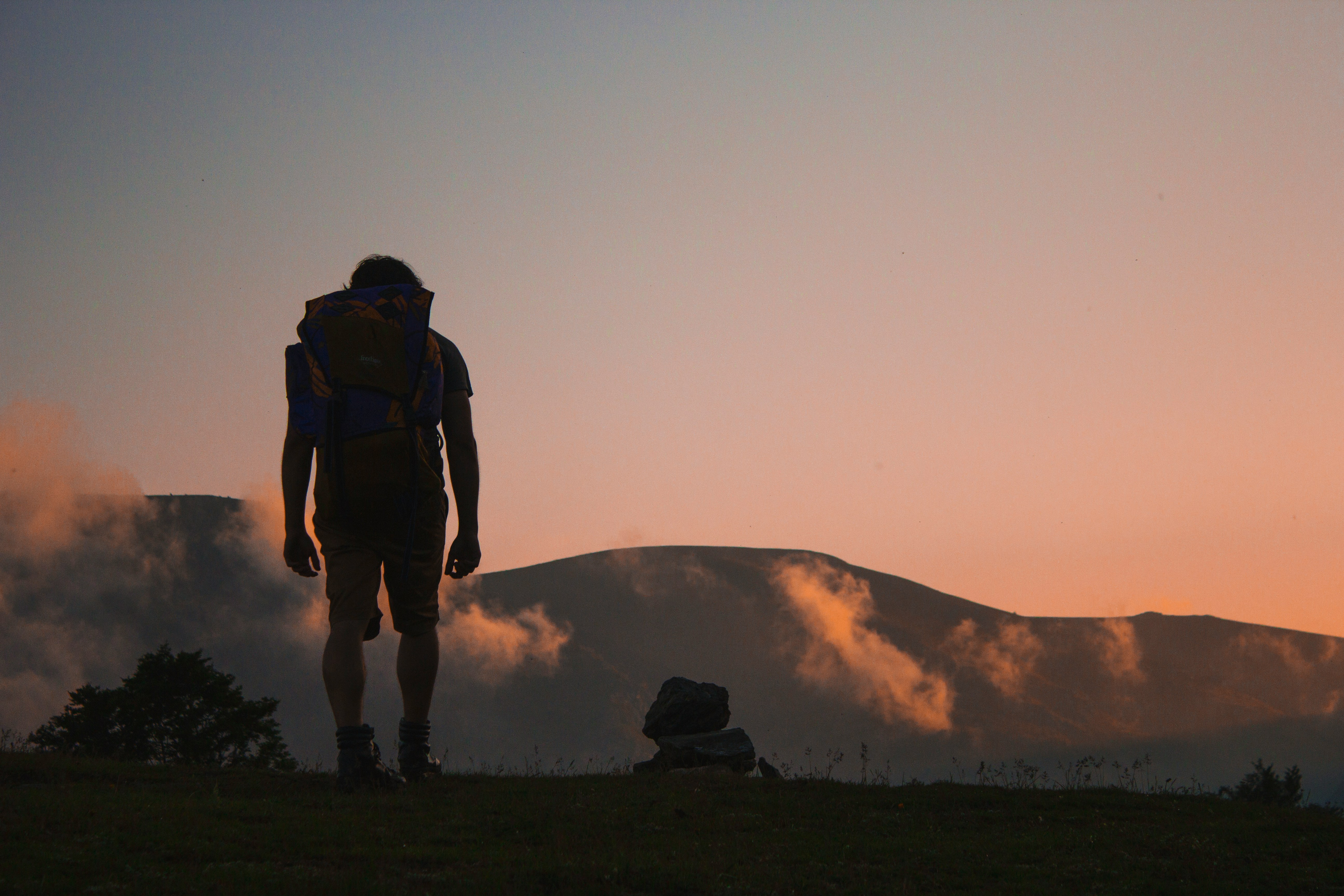 Die Bilder aus dem Hotel Salnerhof Wanderer mit Rucksack vor Berglandschaft bei Sonnenuntergang