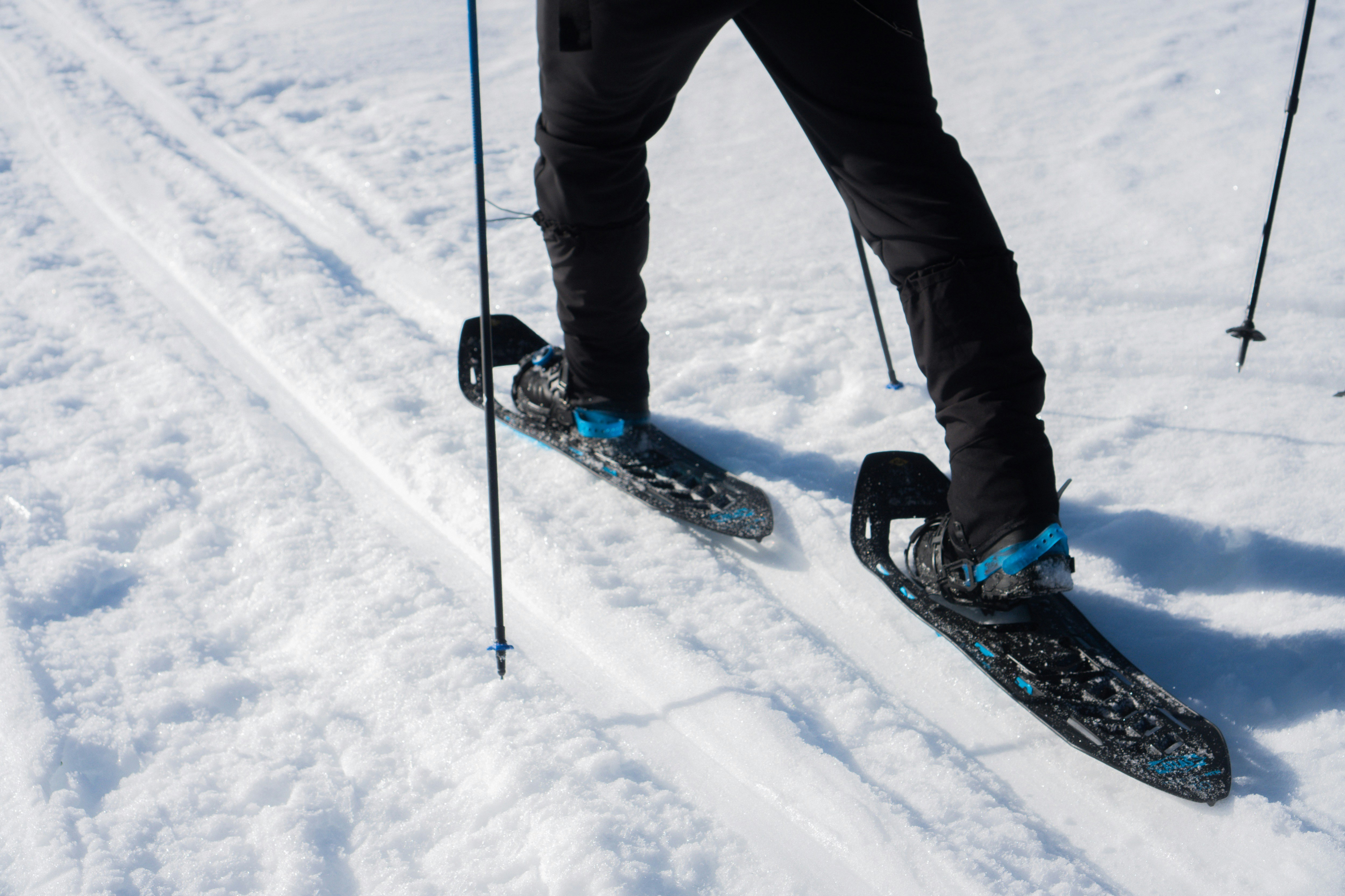 Die Bilder aus dem Hotel Salnerhof Person beim Schneeschuhwandern auf verschneiter Winterlandschaft
