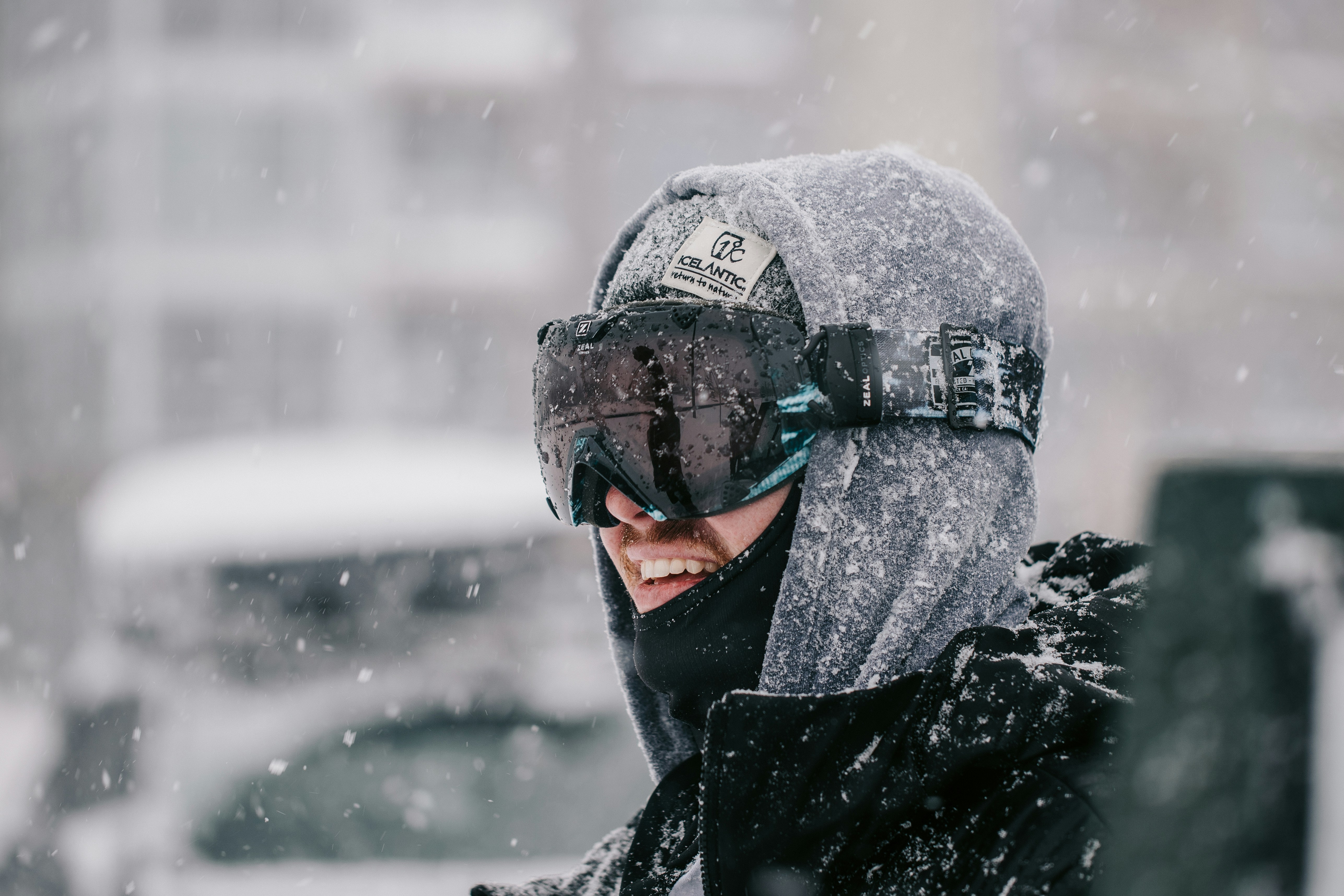 Die Bilder aus dem Hotel Salnerhof Person mit Schneebrille und Kapuze bei Schneefall im Freien